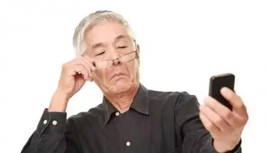 老花眼用手機發(fā)信息成了奢侈，六十歲的困惑看他怎么解決