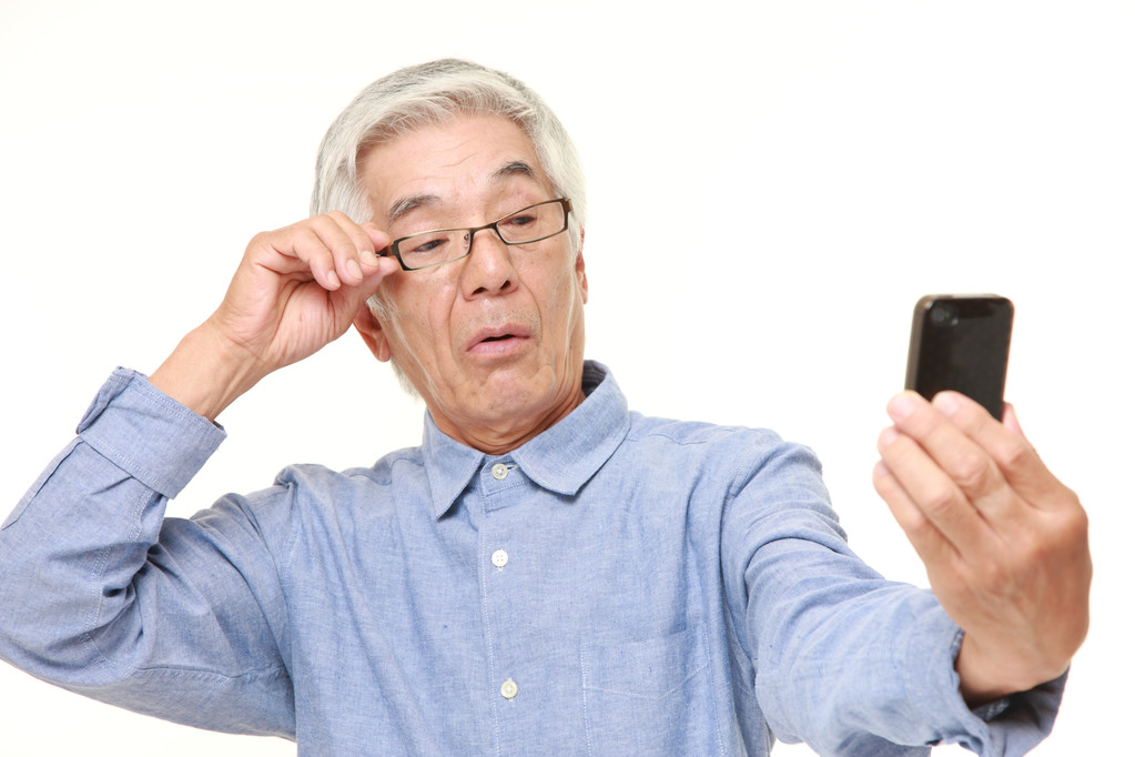 天天玩手機，老花眼可不慣著(zhù)你！